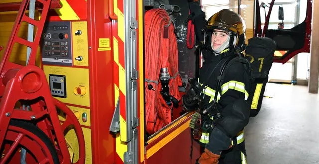 photo  en intervention ou à l’entraînement, céline simon travaille en équipe avec les autres sapeurs-pompiers, les équipements pouvant dépasser 20 kg.  &copy;  marc ollivier/ouest-france 