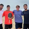 photo  les deux frères bivaud (louis, deuxième en partant de la gauche, et léo deuxième en partant de la droite) sont des passionnés de beach tennis qu’ils pratiquent dès qu’ils le peuvent sur la plage de la monnerie, avec le rennis-club fléchois, à la flèche (sarthe). 