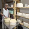 photo  xavier matton élève huit vaches dont il transforme le lait, principalement en bleu, un fromage au lait cru au goût unique, qu’il a naturellement appelé le bleu d’anjou. 