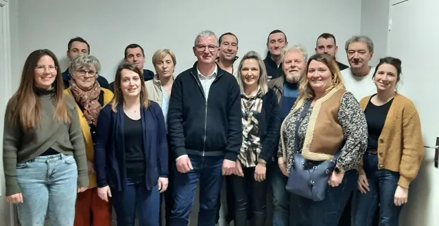 photo  l’ensemble des candidats de la liste « continuons à faire avancer saint-georges-le-gaultier ».  &copy;  le maine libre 