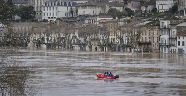 photo  des membres de la gendarmerie nationale d’arcachon naviguent à bord d’un bateau pneumatique rouge sur la garonne en crue, devant des bâtiments submergés à la réole, en nouvelle-aquitaine, france, le 13 février 2026.  &copy;  guillaume pinon / epa/maxppp 