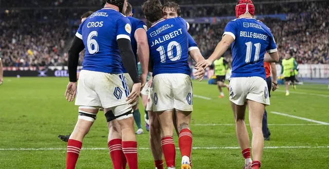 photo  matthieu jalibert célèbre son essai contre l’irlande dans les bras d’antoine dupont.  &copy;  kempinaire stephane / kmsp via afp 