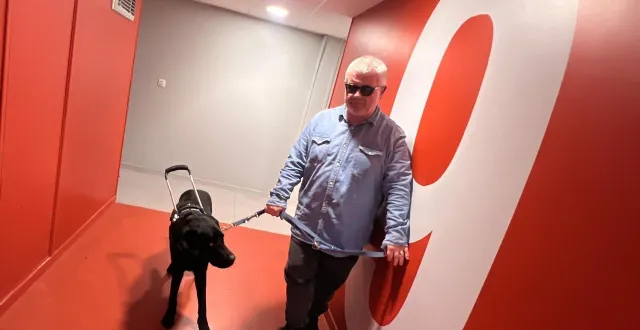 photo  emmanuel rouesné avec son fidèle chien guide tosny, sur le palier du neuvième étage. l’ascenseur de l’immeuble ne fonctionne plus depuis plusieurs semaines.  &copy;  ouest-france 