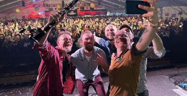 photo  à l’issue de son concert, vendredi 13 février 2026, les nantais de la route des airs ont immortalisé le moment, avec les 3 500 carnavaliers venus les applaudir, à granville (manche).  &copy;  ouest-france 