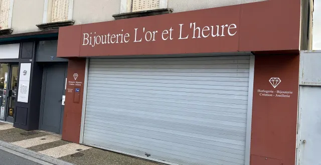 photo  au lendemain du braquage, la bijouterie de connerré est demeurée fermée.  &copy;  ouest-france 