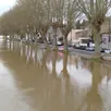 photo  les pavés des quais victor-hugo de chalonnes-sur-loire (maine-et-loire) sont presque totalement recouverts. la route a déjà été fermée à la circulation. 