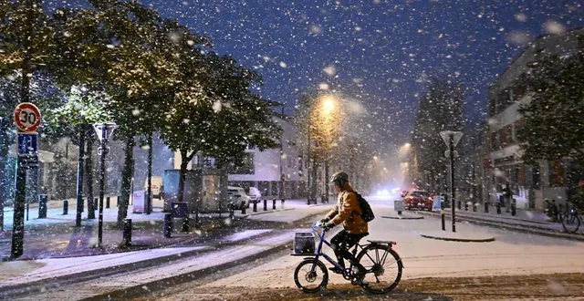 photo  un cycliste circule sous la neige, ici en loire-atlantique.  &copy;  franck dubray / ouest-france 