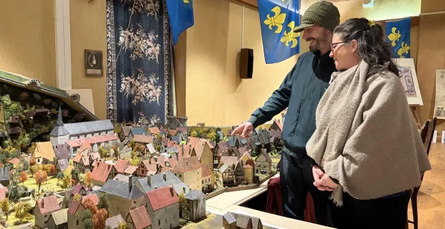 photo  anne-sophie et hervé, les deux enfants de frédéric reynen, se sont replongés dans la maquette d’alençon (orne) à laquelle leur père a consacré seize ans de sa vie.  &copy;  ouest-france 