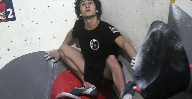 photo  s’il n’a pas obtenu son ticket pour la finale, le jeune tom daufresne, 16 ans, originaire de caen (calvados), a montré de très belles choses aux championnats de france d’escalade de bloc seniors, à montmartin-sur-mer, dans la manche, vendredi 13 février 2026.  &copy;  jacques blondel 
