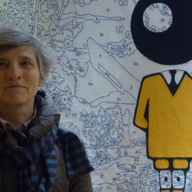 photo claire gérard, de la société bic, devant le bic émissaire, œuvre de philippe favier inspiré par le logo du célèbre stylo.  ©  ouest-france