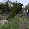 photo les ponts-de-cé, samedi 14 février 2026. le maire de la commune et les services techniques ont constaté qu’une partie de la chaussée avait commencé à s’effondrer, fragilisée par l’eau du fleuve qui ravine en dessous.