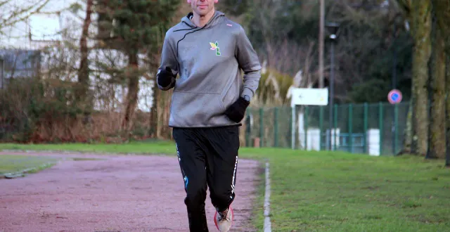 photo  damien echasserieau est maître nageur à la piscine de vihiers.  &copy;  photo co 