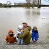 photo entouré de ses trois enfants jules, oscar et alma, charles-henri est venu admirer à bouchemaine le spectacle de ces grandes étendues d’eau.