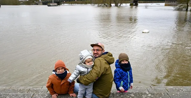 photo  entouré de ses trois enfants jules, oscar et alma, charles-henri est venu admirer à bouchemaine le spectacle de ces grandes étendues d’eau.  &copy;  co - josselin clair 