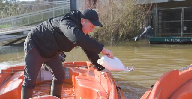 photo  saumur, samedi 14 février. pierre vacher, alternant au club nautique de saumur écope un bateau à moteur alors que l’eau a englouti le sous-sol de la base nautique.  &copy;  co - robin peter 