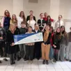 photo  un chèque de 10 000 € a été remis par laetitia mota et anaïs brilland à la représentante de la mairie de ruaudin jeannine chartier, entourées des élèves de seconde du lycée les horizons. 