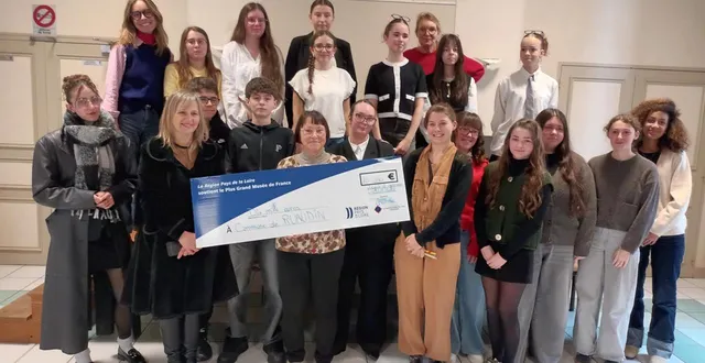 photo  un chèque de 10 000 € a été remis par laetitia mota et anaïs brilland à la représentante de la mairie de ruaudin jeannine chartier, entourées des élèves de seconde du lycée les horizons.  &copy;  ouest-france 