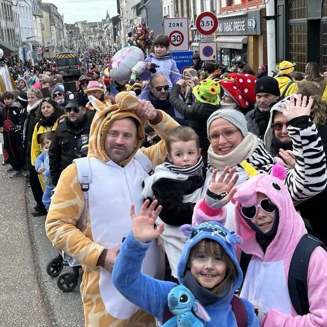 photo la foule s’est massée dans le centre-ville, en début d’après-midi, pour accueillir les chars.  ©  ouest-france