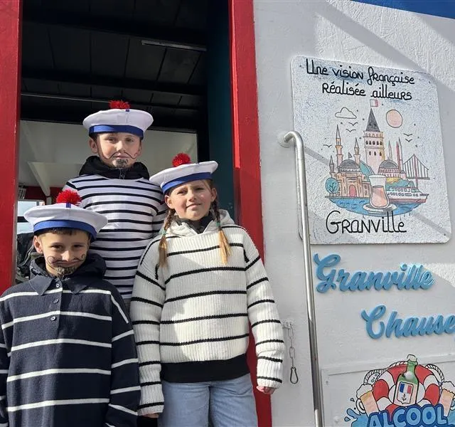 photo fabio, andgel et tess, du char des 13k sur le thème de la jolie turque, en référence à jolie france.  ©  ouest-france