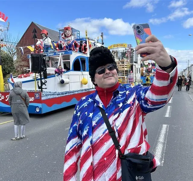 photo geoffrey mello est dj au purple, la boîte de nuit granvillaise. « la nuit, j’anime les soirées et là, je profite de voir les chars avant l’arrivée de mes quatre enfants. »  ©  ouest-france