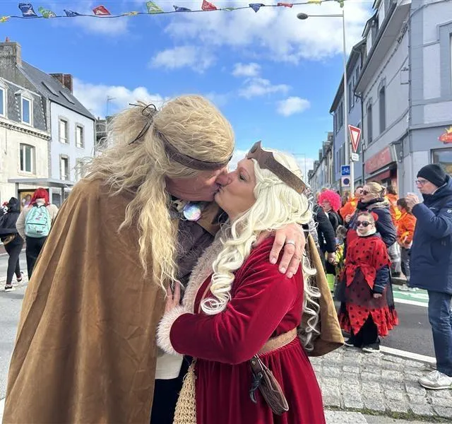 photo on n’oublie pas de fêter l’amour ! c’est la saint-valentin. ces amoureux ont fait le déplacement d’agneaux, près de saint-lô (manche). ils sont habitués du carnaval, c’est une date marquée dans leur agenda chaque année. saint-valentin ou pas.  ©  ouest-france