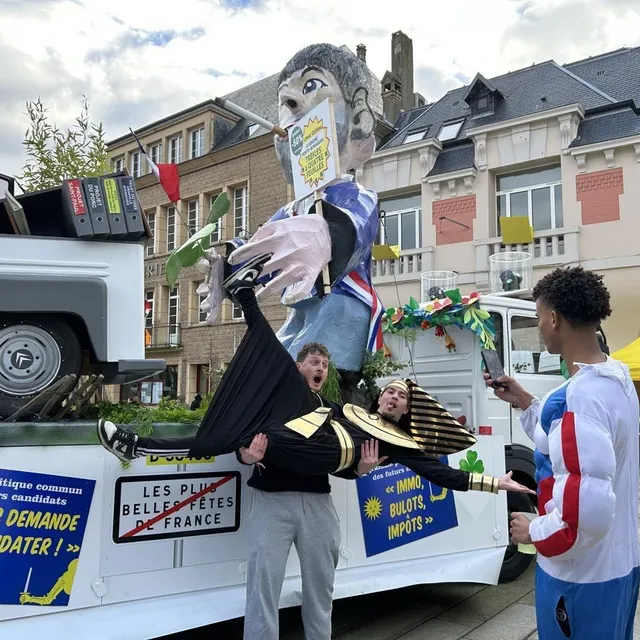 photo ce samedi, sur le marché de granville, le roi a fait sa première apparition. certains granvillais en ont profité pour prendre des photos en faisant le marché. pour ces carnavaliers venus de caen (calvados), c’était aussi l’heure de la photo.  ©  ouest-france