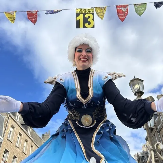 photo spectacle aussi sur échasses, pour le plus grand plaisir des familles.  ©  ouest-france