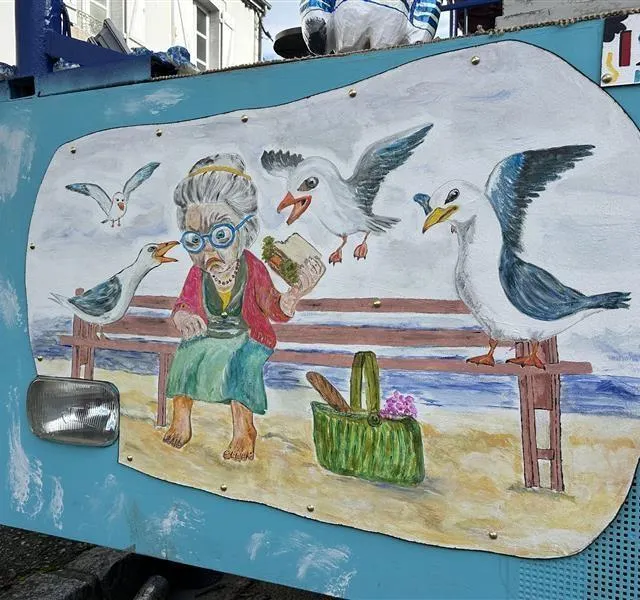 photo qu’on soit enfants, parents ou grands-parents, qui n’a jamais vécu cette situation à granville, l’été sur la plage ? le char de la rue couraye s’en amuse.  ©  ouest-france