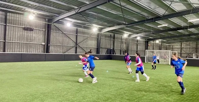 photo  cholet, le 14 février 2026. malgré les intempéries, une compétition de football réunissant les u6f aux u15f a pu se tenir sur terrain indoor à l’autre usine.  &copy;  co - lucas rojouan 