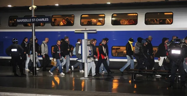 photo  des supporters du psg escortés par la police à la gare saint-charles, à marseille, le 29 octobre 2009.  &copy;  patrick valasseris / afp 