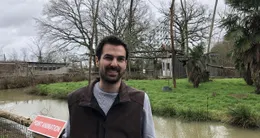 Info insolite  maxime thué a passé deux mois, en 2023, auprès de gibbons aux mains blanches dans la jungle indonésienne. aujourd’hui vétérinaire et responsable animalier à spaycific’zoo (sarthe), il s’occupe d’un couple et leur bébé de la même espèce. 