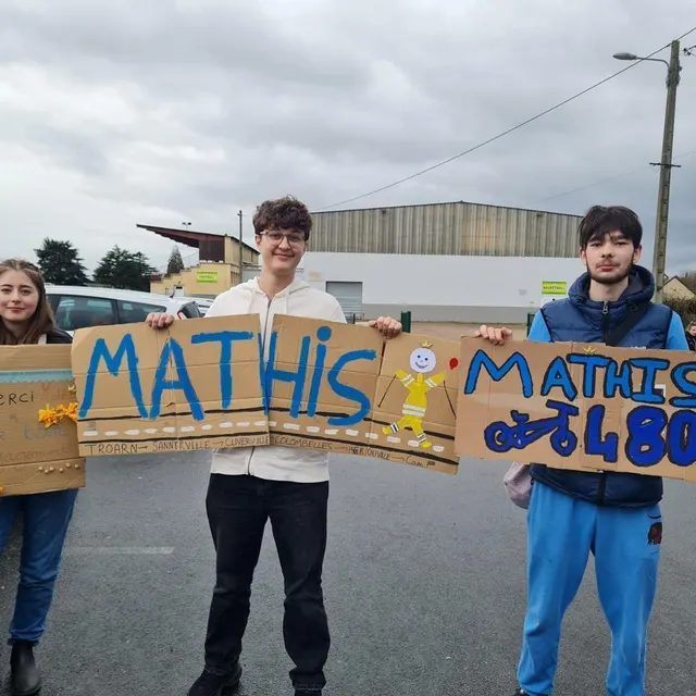 photo parmi près de 200 personnes venues l’encourager à troarn, vendredi 13 février, elona pierre de la brière, paul maxence longet et tom boucette, ses copains de lycée.  ©  ouest-france