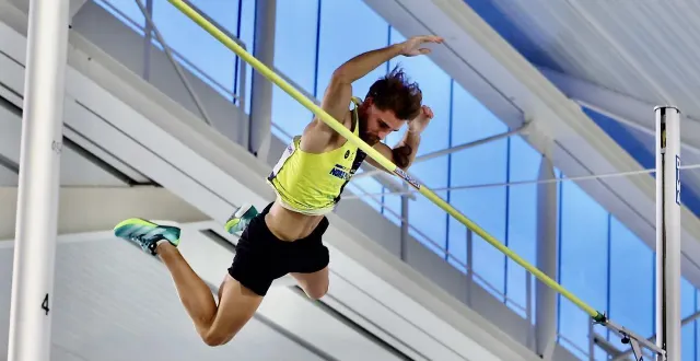 photo  matthias orban a été impressionnant à la perche, samedi soir.  &copy;  sébastien dieu devienne 
