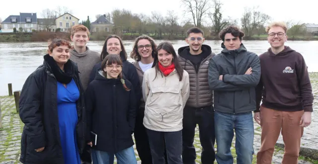 photo  le groupe d’étudiants en master paysage devant la loire, à chalonnes. colline roy est au deuxième rang, deuxième à partir de la gauche.  &copy;  co 