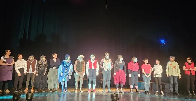 photo  la pièce de théâtre « pinocchio », jouée par le groupe des 15 adultes de l’association si ma scène te plaît, a réuni près de 250 spectateurs, dimanche 8 février. le public, enthousiaste, a chaleureusement applaudi la fin du parcours scénique du célèbre personnage. « l’association remercie sincèrement les spectateurs pour leur présence et leur soutien », indique céline michaud, responsable de l’association. si ma scène te plaît se prépare désormais son prochain spectacle, qui sera joué par les cinq groupes enfants, lycéens et étudiants, le dernier week-end de mai 2026.  &copy;  co 