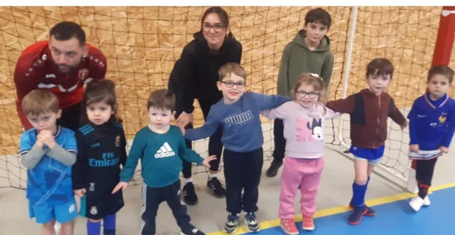 photo  les jeunes licenciés du club de foot lors de leur première séance avec leurs éducateurs.  &copy;  co 