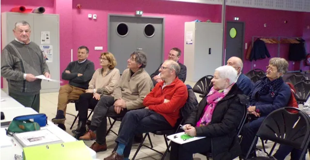 photo  lucien chanroux (debout) a évoqué les sites ou mégalithes à protéger en priorité.  &copy;  le maine libre 