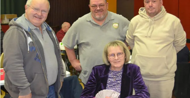 photo  président du club de tarot, jean lebreton (à gauche) a été épaulé par des arbitres et les membres du club.  &copy;  le maine libre 