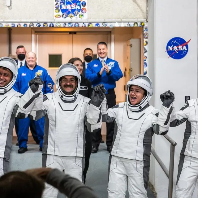 photo les astronautes de la mission crew 12 participent à la traditionnelle sortie de la base de lancement au centre spatial kennedy. de droite à gauche : andrey fedayaev (roscosmos), jack hathaway (nasa), jessica mier (nasa) et sophie adenot (esa)  ©  afp