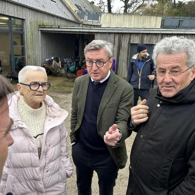 photo la ministre de l’aménagement du territoire françoise gatel, le maire de l’île de batz éric grall et le maire de l’île de bréhat olivier carré, mardi 10 février 206, sur l’île de batz (finistère).  ©  ouest-france