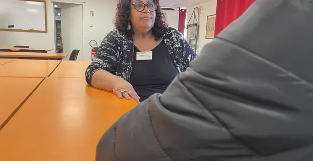 photo  aujourd’hui dans une situation de précarité avec sa famille, ivan (prénom d’emprunt) trouve le soutien de la croix-rouge de parthenay (deux-sèvres). ici, farida mekkaoui, la responsable d’antenne.  &copy;  courrier de l’ouest - lucas jariais 