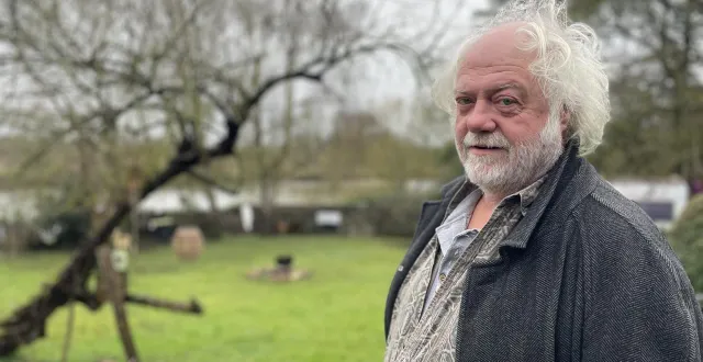 photo  laurent galmot, chez lui, à juvardeil : « je travaille sur les émotions, pas sur le fric et la rentabilité. »  &copy;  ouest-france 