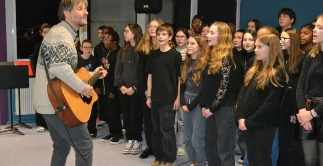 photo  au cours de la soirée, la chorale de reverdy, dirigée par marc leroy, a interprété un chant de hoshi, traitant de l’homophobie.  &copy;  ml 