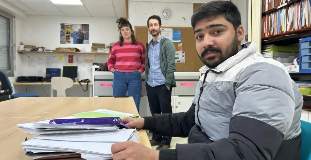photo  angers, lundi 9 février 2026. ali haider, soutenu par les bénévoles du secours catholique doreen lay et franck ozouf, attend toujours un titre de séjour sept ans après son arrivée en france à l’âge de 15 ans.  &copy;  co - franck de brito 