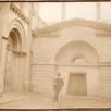 photo  un cliché exceptionnel représente l’entrée de la prison de la flèche (sarthe), dans l’actuelle impasse saint-thomas, en 1918. de cet imposant bâti, il ne reste rien, seuls demeurent des vestiges dans les locaux adjacents. 