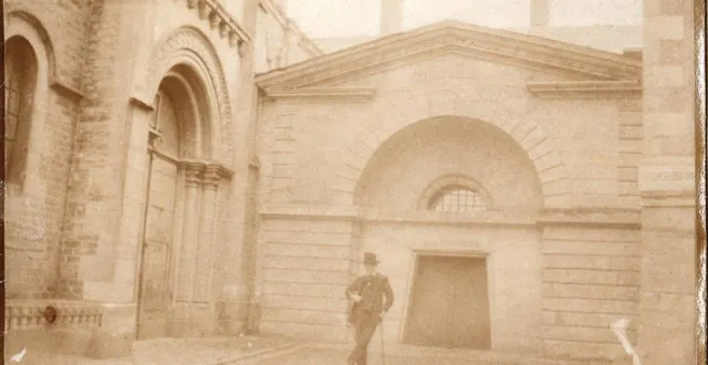 photo  un cliché exceptionnel représente l’entrée de la prison de la flèche (sarthe), dans l’actuelle impasse saint-thomas, en 1918. de cet imposant bâti, il ne reste rien, seuls demeurent des vestiges dans les locaux adjacents.  &copy;  document daniel potron 