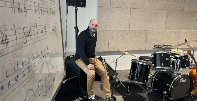 photo  henri roman, directeur du conservatoire du pays sabolien écoute du rap grâce à son fils, âgé de 14 ans. « on entend parfois des références à la musique classique », sourit-il.  &copy;  le maine libre 