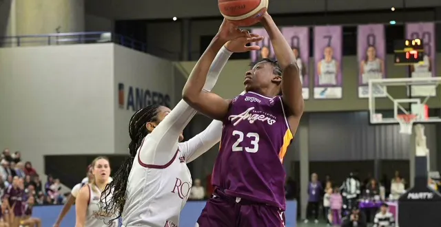 photo  oumou diarisso et l’ufab jouent un match crucial.  &copy;  archives sebastien aubinaud 