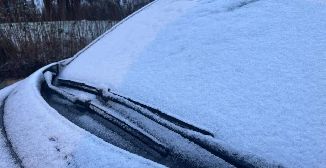 photo  la neige s’est invitée en fin de nuit ce dimanche dans le nord-sarthe.  &copy;  le maine libre 