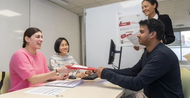 photo  depuis le 2 février 2026, les listes pour les élections municipales peuvent être déposées en préfecture.
ici à la préfecture de la mayenne, à laval, vendredi 13, sous le regard de la préfète nadège baptiste (à droite).  &copy;  mathieu pattier / ouest france 